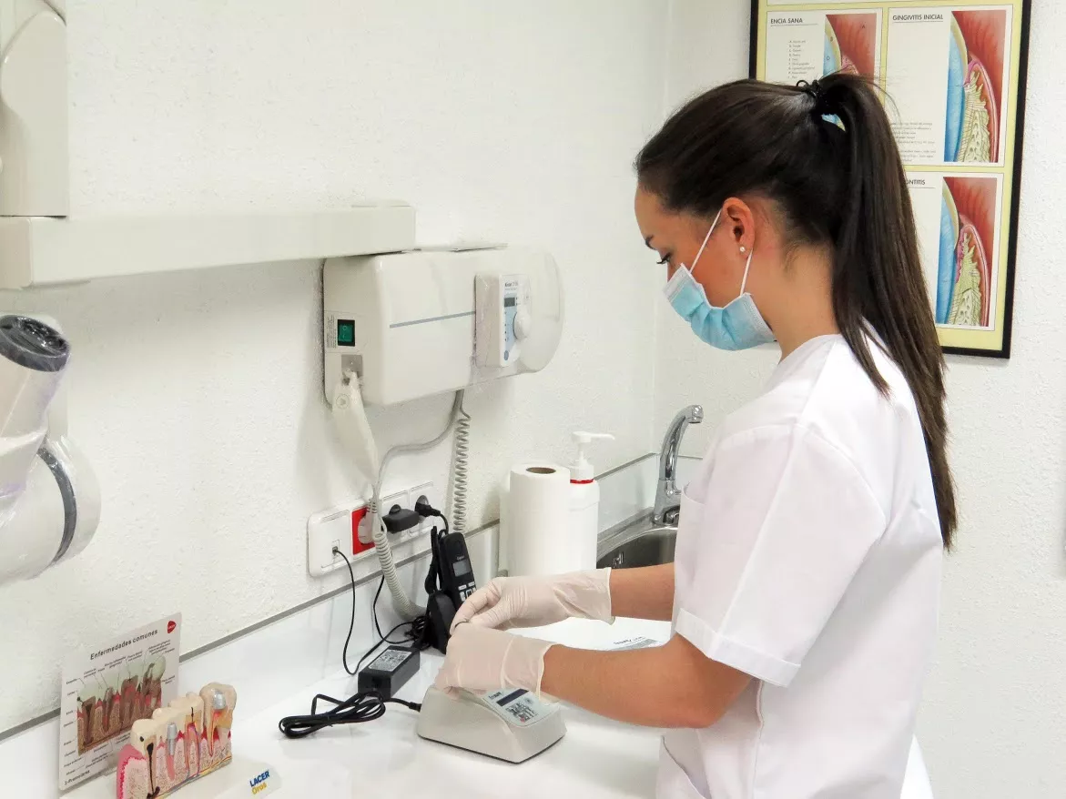 Atención odontológica en Clínica Dental Mar Álvarez en Santiago